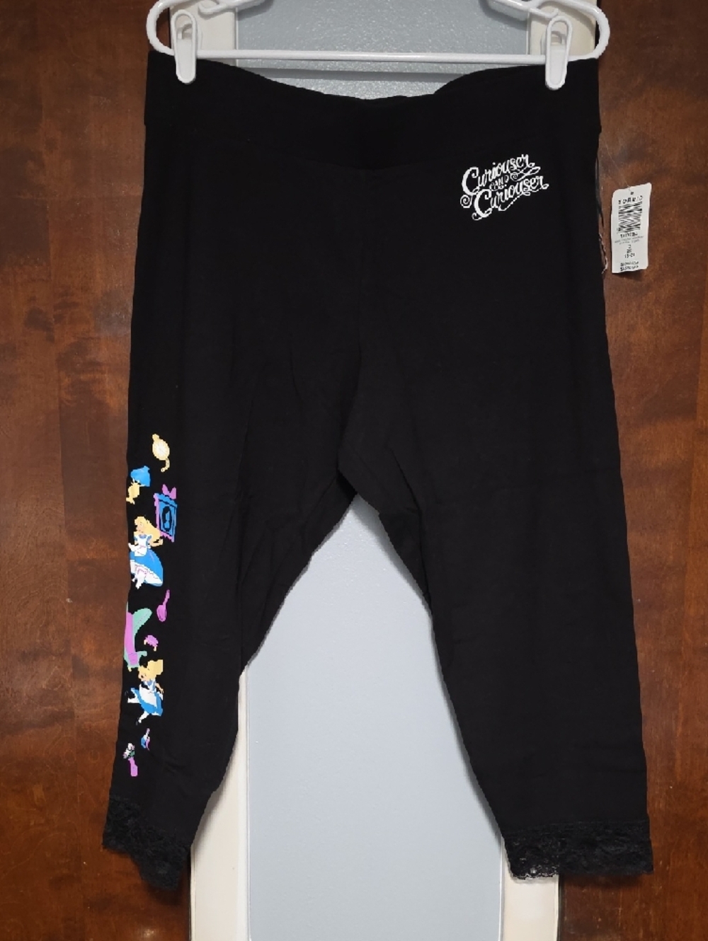 NWT SIZE 2 Torrid Black Lace Hem Crop Leggings W/ Alice In Wonderland No Pockets